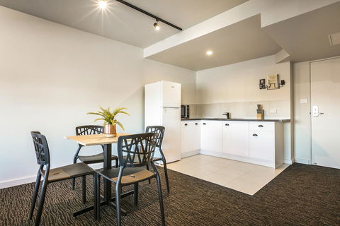 Nightcap At The Cheeky Squire - eAccommodation 17