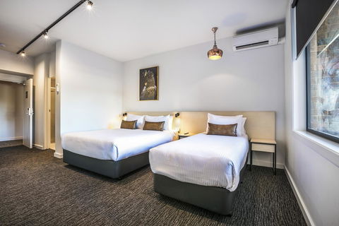 Nightcap At The Cheeky Squire - eAccommodation 1