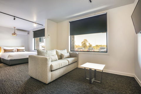 Nightcap At The Cheeky Squire - eAccommodation 18