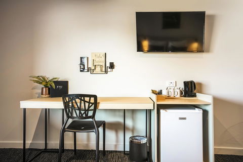 Nightcap At The Cheeky Squire - eAccommodation 21