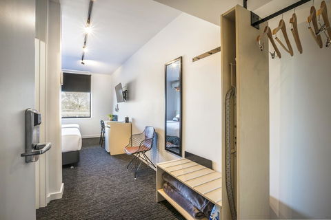 Nightcap At The Cheeky Squire - eAccommodation 3