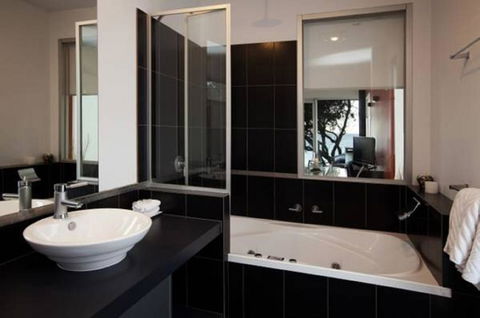 Battery Cove Beach Front Apartment - eAccommodation 4