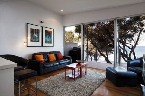 Battery Cove Beach Front Apartment - eAccommodation 1