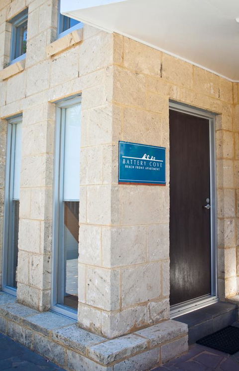 Battery Cove Beach Front Apartment - eAccommodation 6