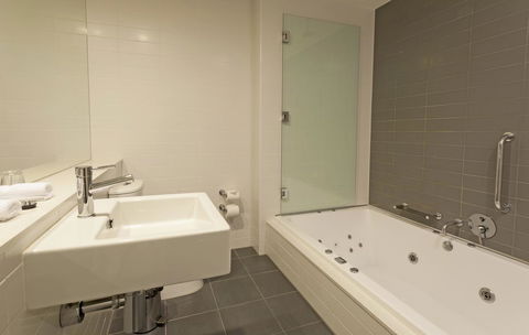 Causeway 353 Hotel - eAccommodation 9