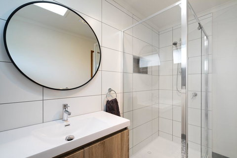 Uptown Frankston - eAccommodation 11