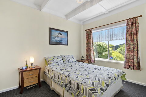 Black Dolphin Beach Penthouse - eAccommodation 11