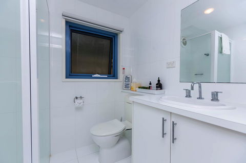 The Waterfront Apartment - eAccommodation 11