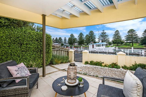 The Waterfront Apartment - eAccommodation 0