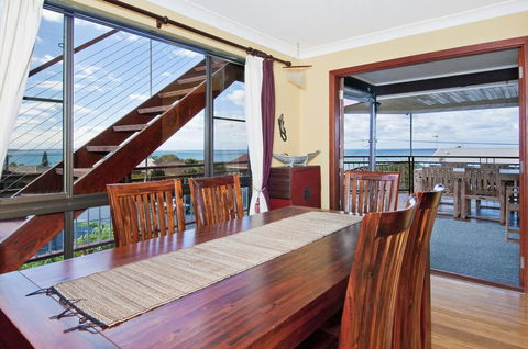 THE BOARDROOM ON BANKSIA - 11 Banksia Ave Bonny Hills - eAccommodation 2