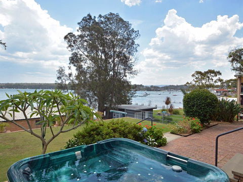 The House On The Lake @ Fishing Point, Lake Macquarie - Honestly Put The Line In And Catch Fish - eAccommodation 1