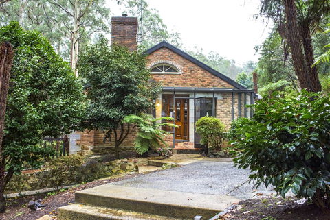The Stone On The Hill - 3 Bedroom House - eAccommodation 1