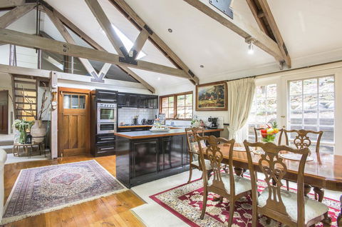 The Stone On The Hill - 3 Bedroom House - eAccommodation 2