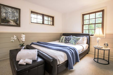 The Stone On The Hill - 3 Bedroom House - eAccommodation 3