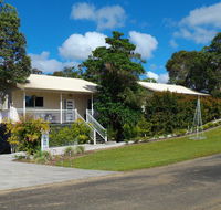 Tinaroo Sunset Retreat - eAccommodation
