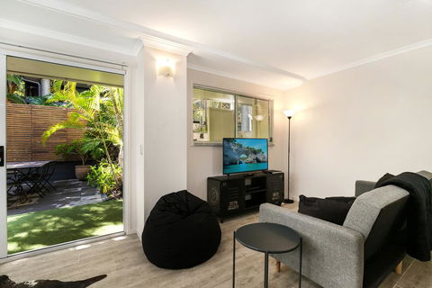 Tropical Townhouse With Two Courtyards And Pool - eAccommodation 0