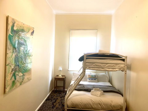 Victoria Albert Guest House Bar Cafe And Restaurant - eAccommodation 1