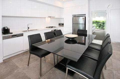 Views From Red Hill - Modern And Spacious Split-Level Executive 3BR Red Hill Apartment Close To CBD - eAccommodation 1
