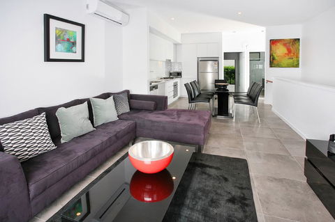 Views From Red Hill - Modern And Spacious Split-Level Executive 3BR Red Hill Apartment Close To CBD - eAccommodation 0