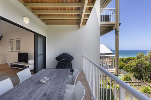 Wake Up To Ocean Views In Stylish Comfort - eAccommodation 3