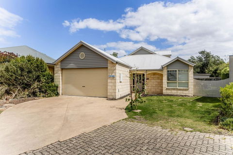 WALKIN ON SUNSHINE - STROLL TO BEACH BREAK - eAccommodation 0