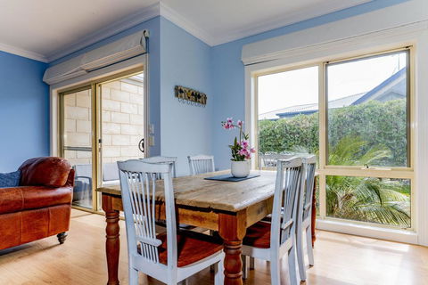 WALKIN ON SUNSHINE - STROLL TO BEACH BREAK - eAccommodation 1