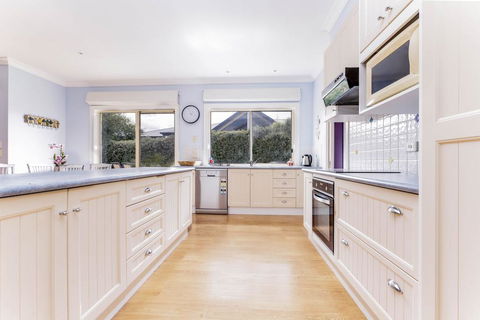 WALKIN ON SUNSHINE - STROLL TO BEACH BREAK - eAccommodation 2