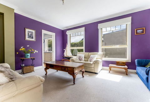 WALKIN ON SUNSHINE - STROLL TO BEACH BREAK - eAccommodation 3