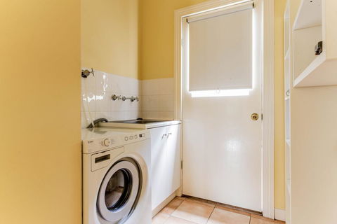 WALKIN' ON SUNSHINE - eAccommodation 3