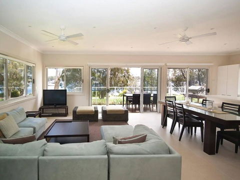 Wangi Lakehouse - Renovated Lake Macquarie Lakefront Location - eAccommodation 0