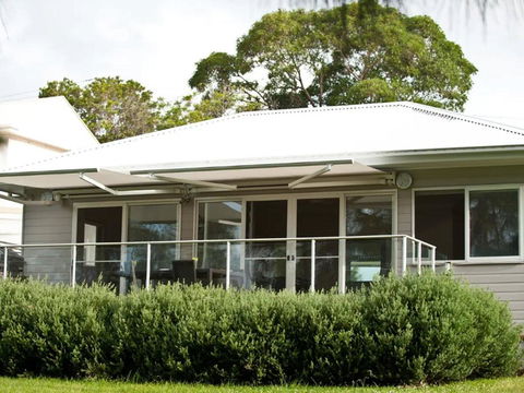Wangi Lakehouse - Renovated Lake Macquarie Lakefront Location - eAccommodation 2