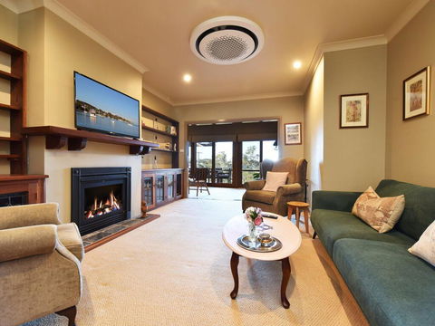Wangi Waterfront Delight Estate - Waterfront Reserve Home - eAccommodation 1