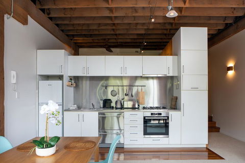 Warehouse Apartment With Balcony In Trendy Area - eAccommodation 2