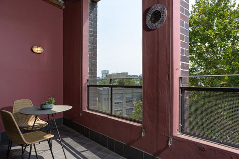 Warehouse Apartment With Balcony In Trendy Area - eAccommodation 3