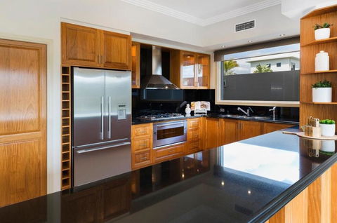 Waterfront Home / Amazing Place To Be - eAccommodation 2