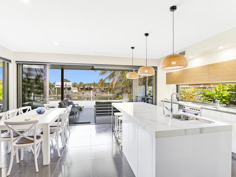 WATERFRONT HOME BORDERING MOOLOOLABA - eAccommodation 3