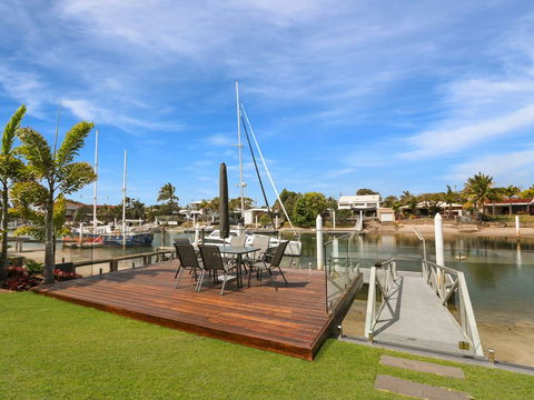 WATERFRONT HOME BORDERING MOOLOOLABA - eAccommodation 1