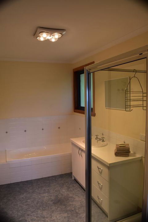 Waterline Holiday Home - eAccommodation 3