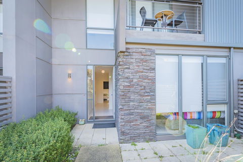 Stylish 3 Bedroom Townhouse - Free Parking - eAccommodation 0