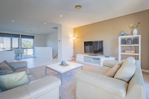 Stylish 3 Bedroom Townhouse - Free Parking - eAccommodation 1