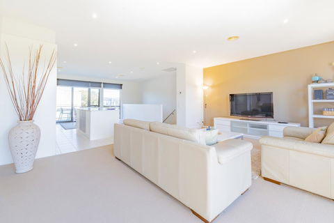 Stylish 3 Bedroom Townhouse - Free Parking - eAccommodation 4