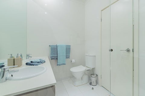 Stylish 3 Bedroom Townhouse - Free Parking - eAccommodation 18