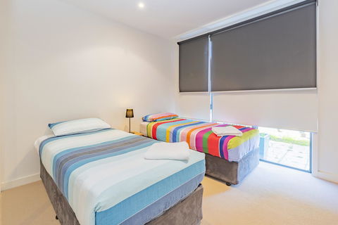 Stylish 3 Bedroom Townhouse - Free Parking - eAccommodation 8