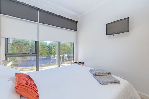 Stylish 3 Bedroom Townhouse - Free Parking - eAccommodation 20