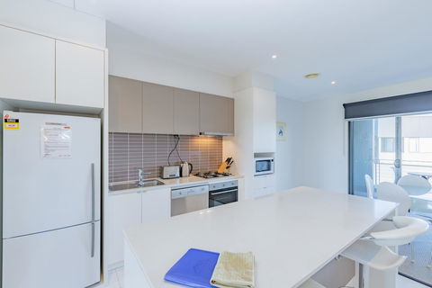Stylish 3 Bedroom Townhouse - Free Parking - eAccommodation 11