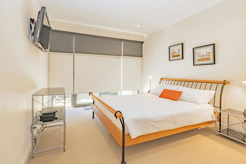 Stylish 3 Bedroom Townhouse - Free Parking - eAccommodation 19