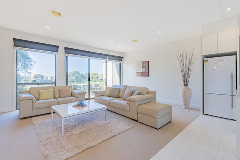 Stylish 3 Bedroom Townhouse - Free Parking - eAccommodation 16