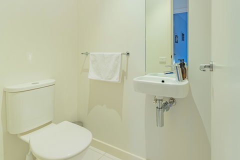 Stylish 3 Bedroom Townhouse - Free Parking - eAccommodation 22
