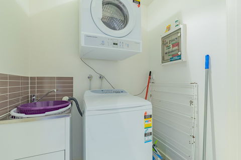 Stylish 3 Bedroom Townhouse - Free Parking - eAccommodation 21
