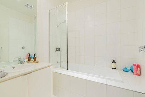 Stylish 3 Bedroom Townhouse - Free Parking - eAccommodation 23